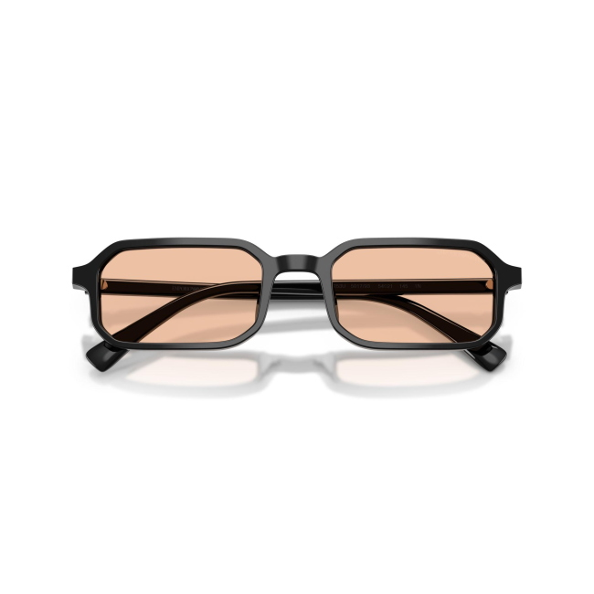Emporio Armani EA 4253U col. 5017/93 è un occhiale da sole da uomo in acetato nero lucido, dalla forma rettangolare e calibro 54.