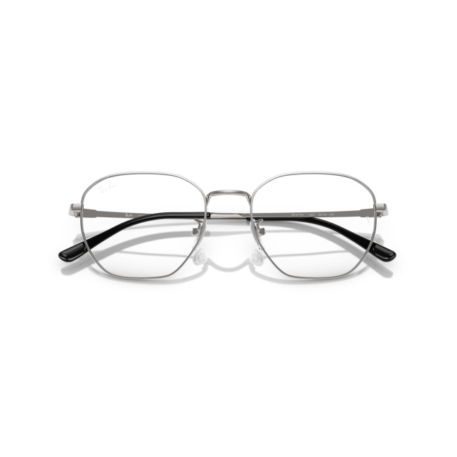 Ray-Ban RB 8777D col. 1002 è una montatura da vista in titanio argento e calibro 53.
