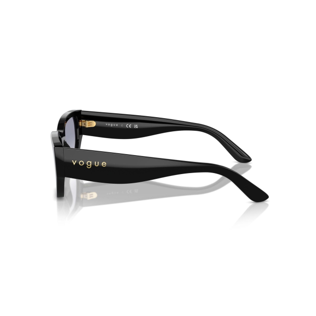 Vogue VO 5586S col. W44/79 è un occhiale da sole in acetato nero e calibro 53.