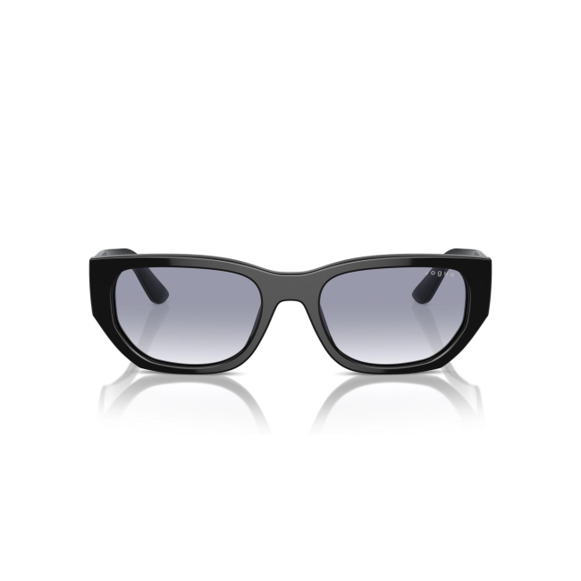 Vogue VO 5586S col. W44/79 è un occhiale da sole in acetato nero e calibro 53.