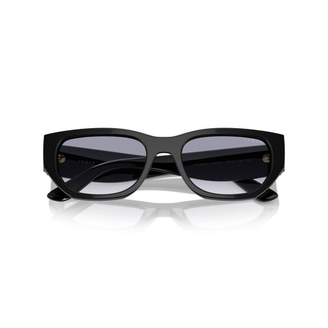 Vogue VO 5586S col. W44/79 è un occhiale da sole in acetato nero e calibro 53.