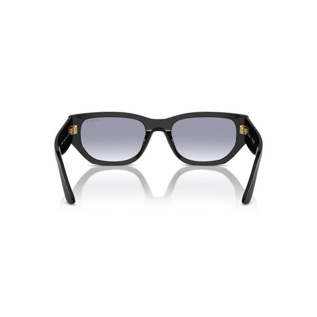 Vogue VO 5586S col. W44/79 è un occhiale da sole in acetato nero e calibro 53.