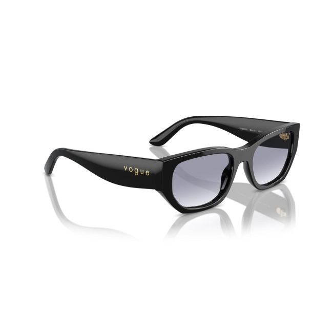 Vogue VO 5586S col. W44/79 è un occhiale da sole in acetato nero e calibro 53.