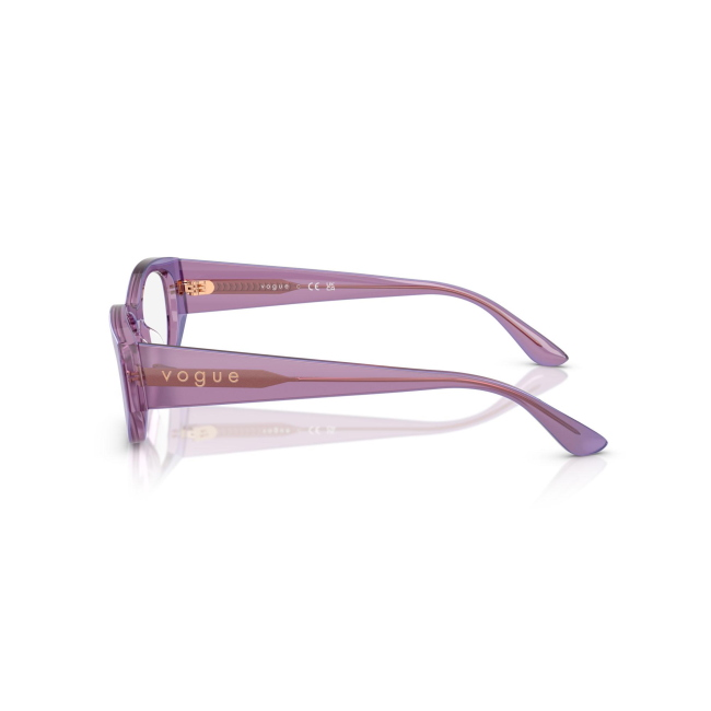 Vogue VO 5640U col. 3236 è una montatura da vista in acetato viola perlato trasparente e calibro 53.