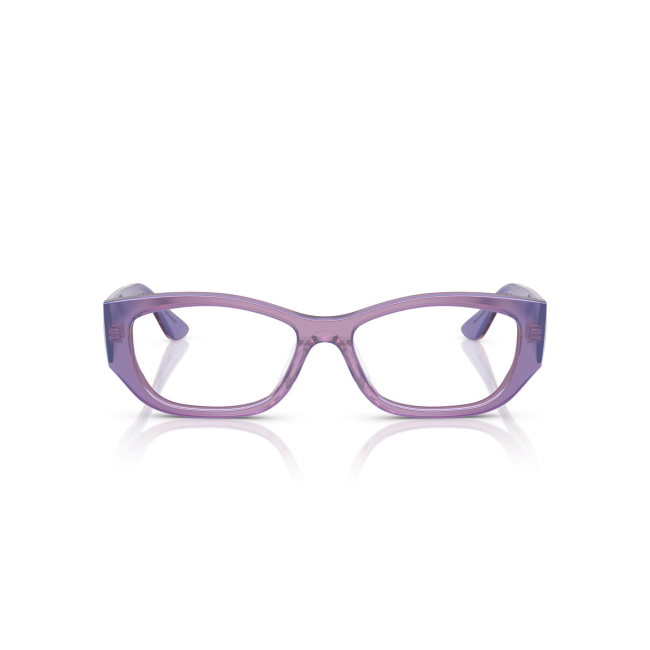 Vogue VO 5640U col. 3236 è una montatura da vista in acetato viola perlato trasparente e calibro 53.