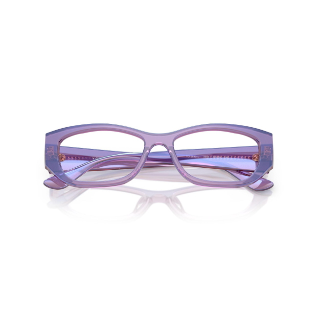 Vogue VO 5640U col. 3236 è una montatura da vista in acetato viola perlato trasparente e calibro 53.