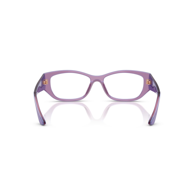Vogue VO 5640U col. 3236 è una montatura da vista in acetato viola perlato trasparente e calibro 53.