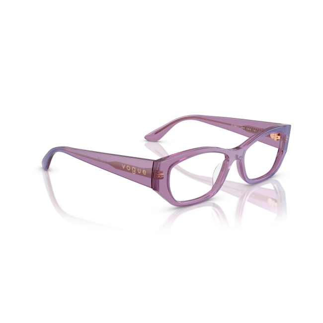 Vogue VO 5640U col. 3236 è una montatura da vista in acetato viola perlato trasparente e calibro 53.