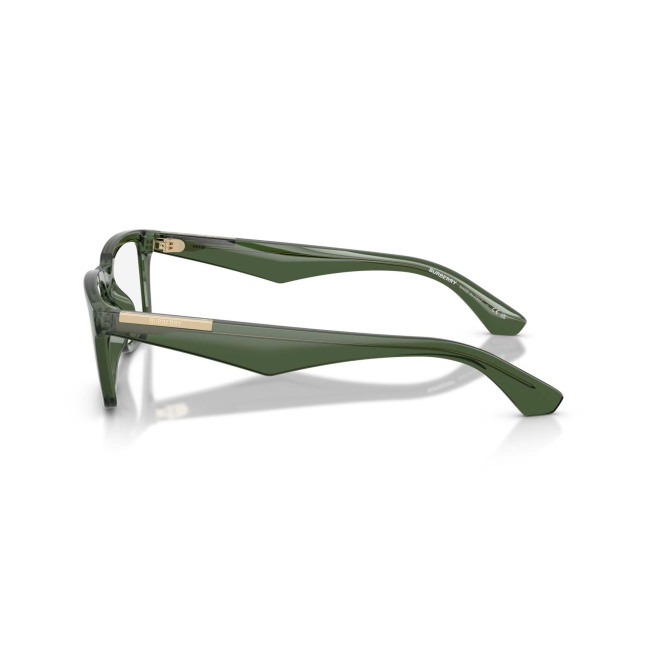 Burberry BE 2428U col. 4174 è una montatura da vista da uomo in acetato verde trasparente, dalla forma rettangolare e calibro 54.