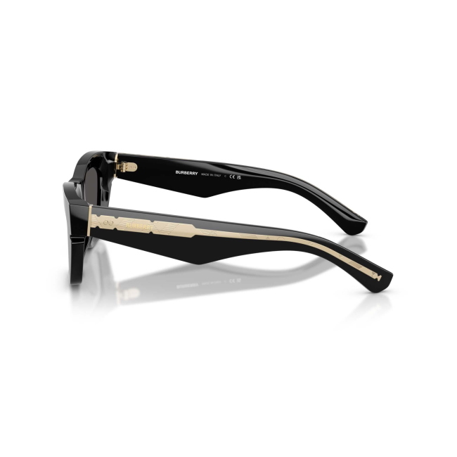 Burberry BE 4454 col. 300187 è un occhiale da sole da donna in acetato nero lucido, dalla forma cat eye e calibro 52.