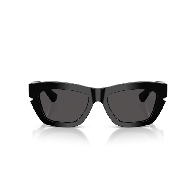 Burberry BE 4454 col. 300187 è un occhiale da sole da donna in acetato nero lucido, dalla forma cat eye e calibro 52.