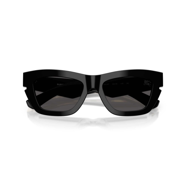 Burberry BE 4454 col. 300187 è un occhiale da sole da donna in acetato nero lucido, dalla forma cat eye e calibro 52.