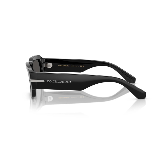 Dolce & Gabbana DG 4485 col. 501/87 è un occhiale da sole da uomo in acetato nero lucido, dalla forma rettangolare e calibro 54.