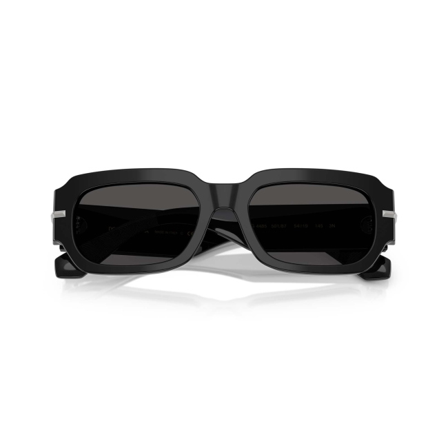 Dolce & Gabbana DG 4485 col. 501/87 è un occhiale da sole da uomo in acetato nero lucido, dalla forma rettangolare e calibro 54.
