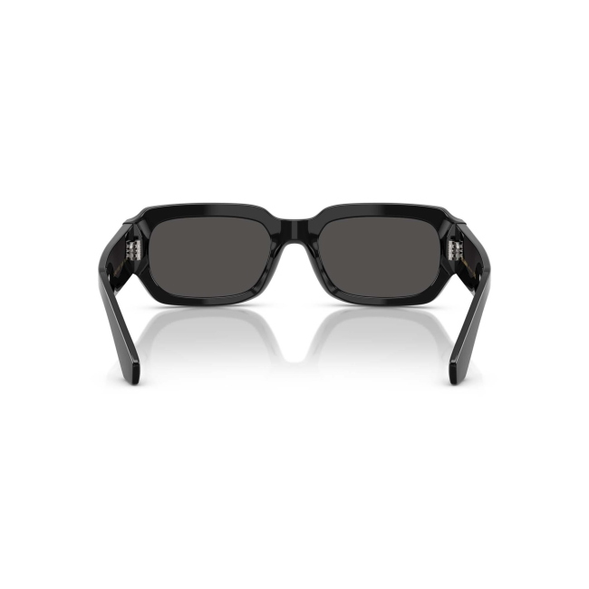Dolce & Gabbana DG 4485 col. 501/87 è un occhiale da sole da uomo in acetato nero lucido, dalla forma rettangolare e calibro 54.