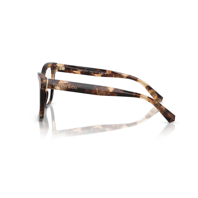 Tiffany & Co. TF 2260 col. 8421 è una montatura da vista in acetato marrone maculato e calibro 53.