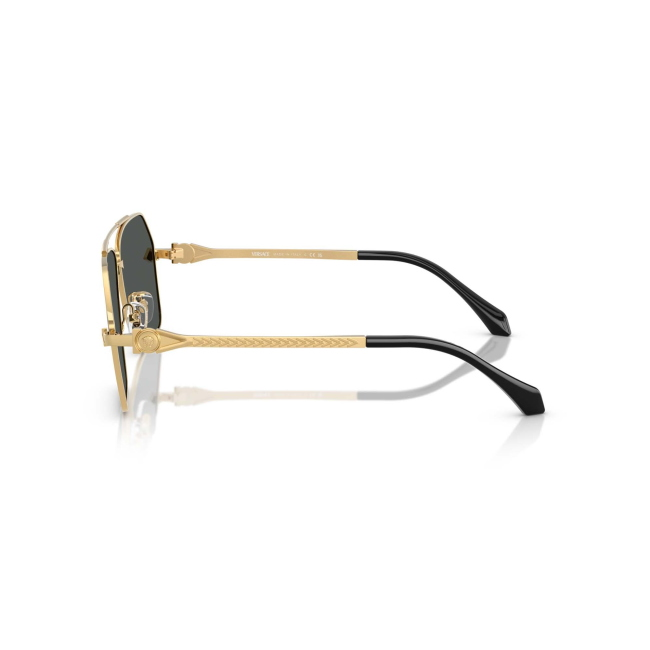 Versace VE 2284 col. 1002/87 è un occhiale da sole da uomo in metallo oro, dalla forma squadrata e calibro 63.
