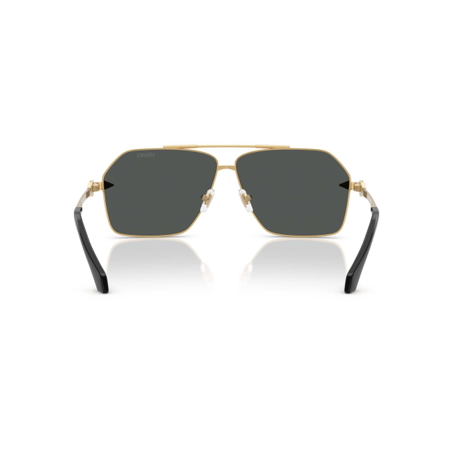 Versace VE 2284 col. 1002/87 è un occhiale da sole da uomo in metallo oro, dalla forma squadrata e calibro 63.
