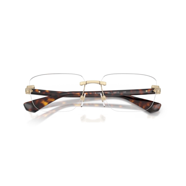 Burberry BE 1392 col. 1109 è una montatura da vista da uomo in metallo oro chiaro e celluloide marrone tartarugato, dalla forma rettangolare e calibro 58.