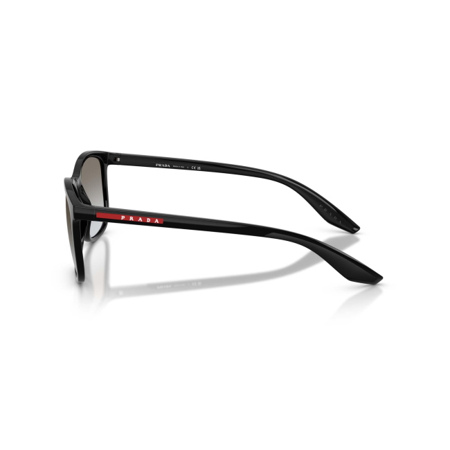 Prada Linea Rossa SPS A08 col. 1AB-0A7 è un occhiale da sole da uomo in acetato nero satinato, dalla forma pillow e calibro 56.