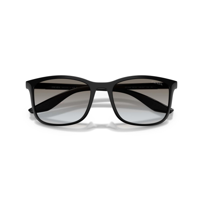 Prada Linea Rossa SPS A08 col. 1AB-0A7 è un occhiale da sole da uomo in acetato nero satinato, dalla forma pillow e calibro 56.