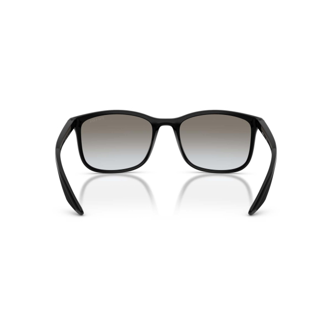 Prada Linea Rossa SPS A08 col. 1AB-0A7 è un occhiale da sole da uomo in acetato nero satinato, dalla forma pillow e calibro 56.