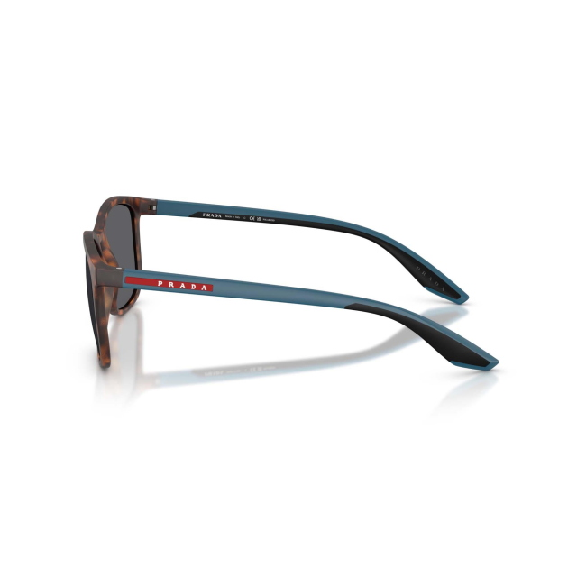 Prada Linea Rossa SPS A08 col. U61-144 è un occhiale da sole da uomo in acetato marrone tartarugato gommato, dalla forma pillow e calibro 56.