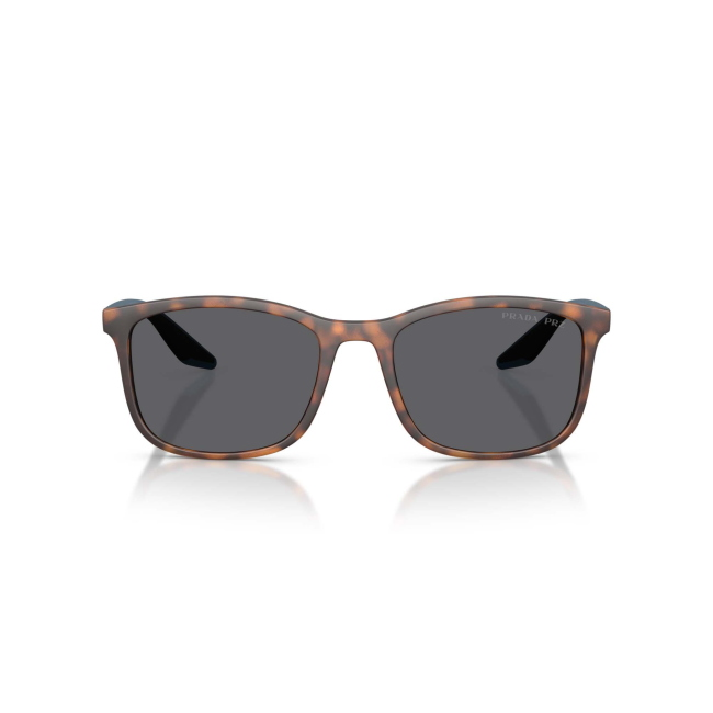 Prada Linea Rossa SPS A08 col. U61-144 è un occhiale da sole da uomo in acetato marrone tartarugato gommato, dalla forma pillow e calibro 56.