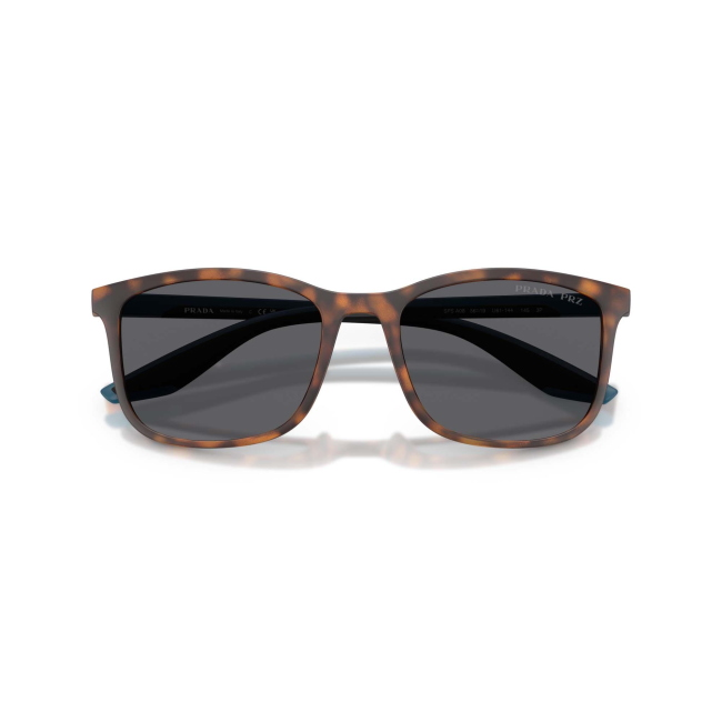 Prada Linea Rossa SPS A08 col. U61-144 è un occhiale da sole da uomo in acetato marrone tartarugato gommato, dalla forma pillow e calibro 56.