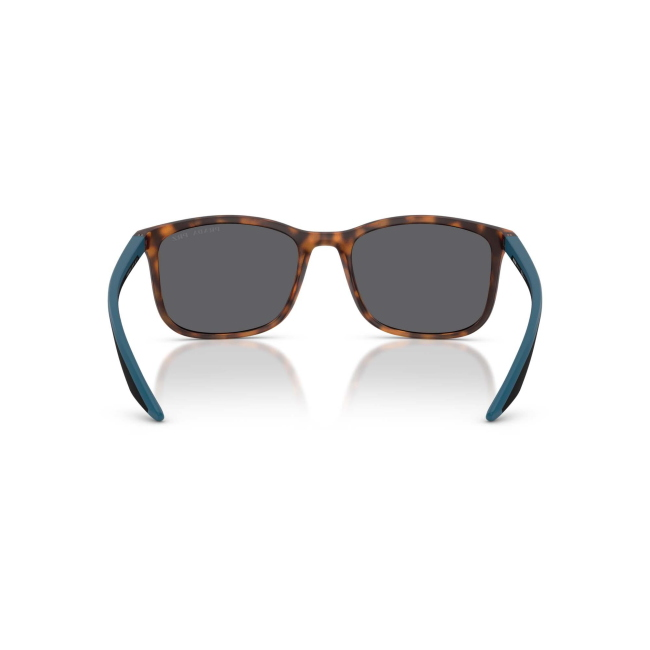 Prada Linea Rossa SPS A08 col. U61-144 è un occhiale da sole da uomo in acetato marrone tartarugato gommato, dalla forma pillow e calibro 56.