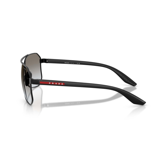 Prada Linea Rossa SPS A53 col. 1BO-5O0 è un occhiale da sole da uomo in acetato e metallo nero satinato, dalla forma pilot e calibro 62.