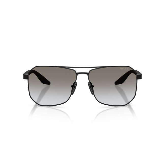 Prada Linea Rossa SPS A53 col. 1BO-5O0 è un occhiale da sole da uomo in acetato e metallo nero satinato, dalla forma pilot e calibro 62.