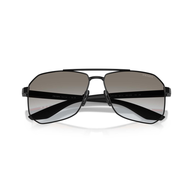 Prada Linea Rossa SPS A53 col. 1BO-5O0 è un occhiale da sole da uomo in acetato e metallo nero satinato, dalla forma pilot e calibro 62.