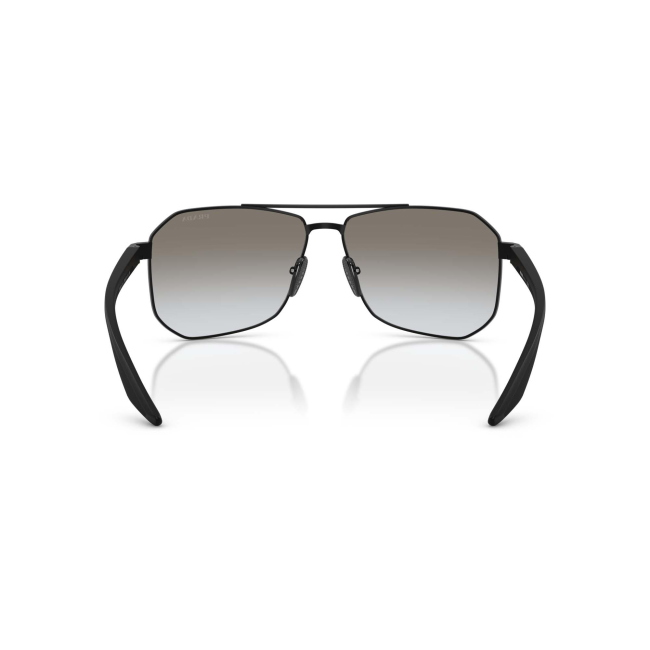 Prada Linea Rossa SPS A53 col. 1BO-5O0 è un occhiale da sole da uomo in acetato e metallo nero satinato, dalla forma pilot e calibro 62.