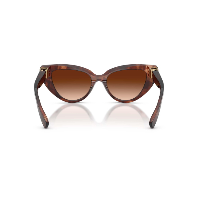 Dolce & Gabbana DG 4497 col. 3222/74 è un occhiale da sole da donna in acetato tartarugato rosso scuro, dalla forma cat eye e calibro 52.