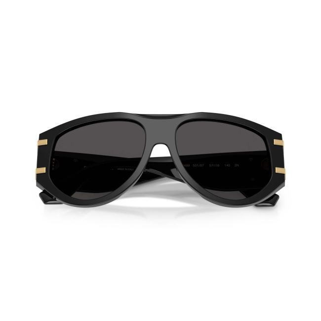 Dolce & Gabbana DG 4499 col. 501/87 è un occhiale da sole da donna in acetato nero lucido, dalla forma pilot e calibro 57.
