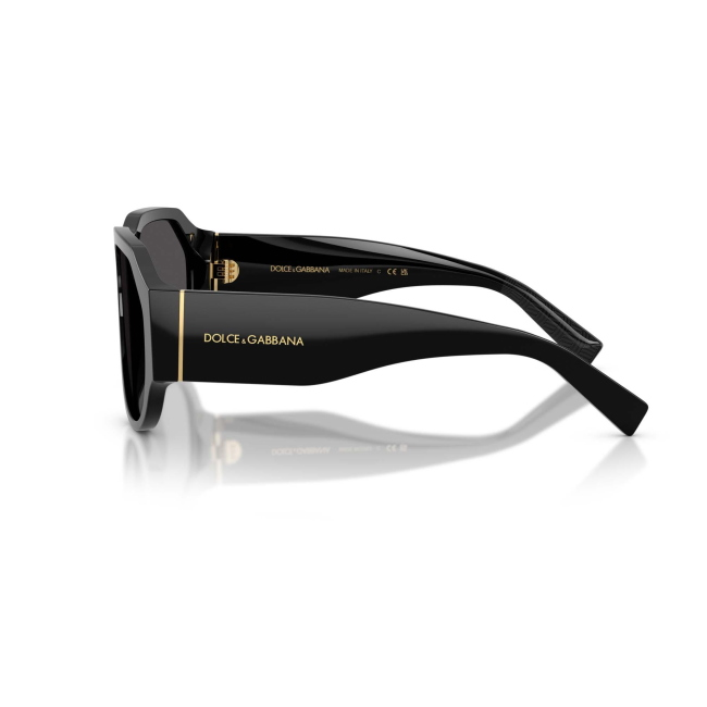 Dolce & Gabbana DG 4504 col. 501/87 è un occhiale da sole da uomo in acetato nero lucido, dalla forma pilot e calibro 58.