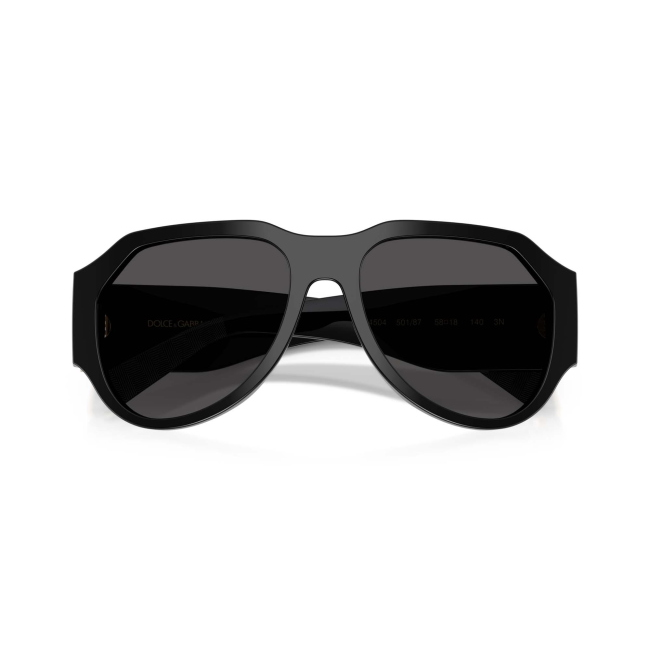 Dolce & Gabbana DG 4504 col. 501/87 è un occhiale da sole da uomo in acetato nero lucido, dalla forma pilot e calibro 58.