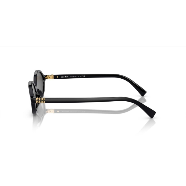 Miu Miu SMU 04Z col. 1AB-5S0 è un occhiale da sole da donna in acetato nero lucido, dalla forma ovale e calibro 50.
