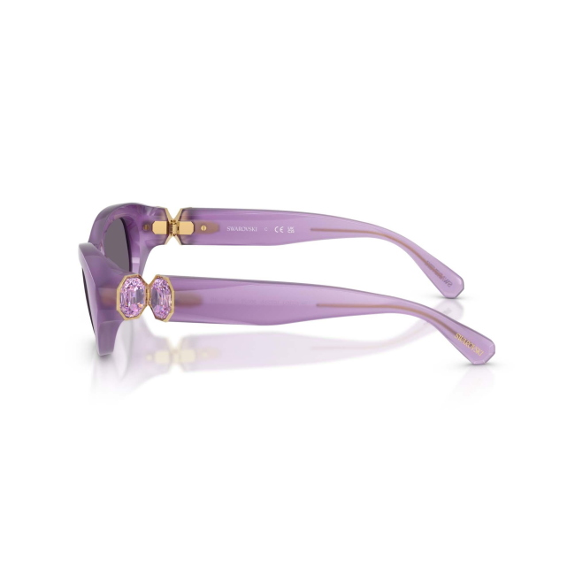 Swarovski SK 6036U col. 1075/1A è un occhiale da sole da donna in acetato lilla lucido lilla, dalla forma pillow e calibro 50.