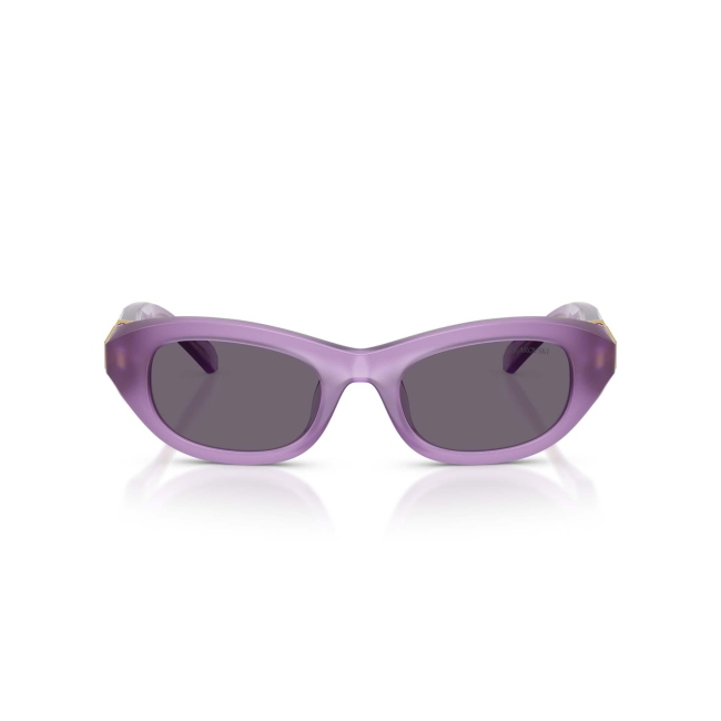 Swarovski SK 6036U col. 1075/1A è un occhiale da sole da donna in acetato lilla lucido lilla, dalla forma pillow e calibro 50.