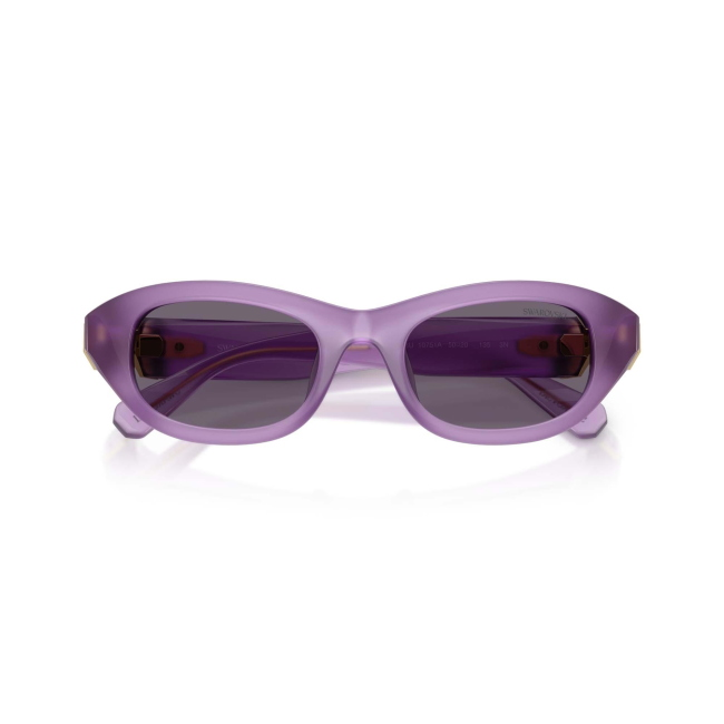 Swarovski SK 6036U col. 1075/1A è un occhiale da sole da donna in acetato lilla lucido lilla, dalla forma pillow e calibro 50.