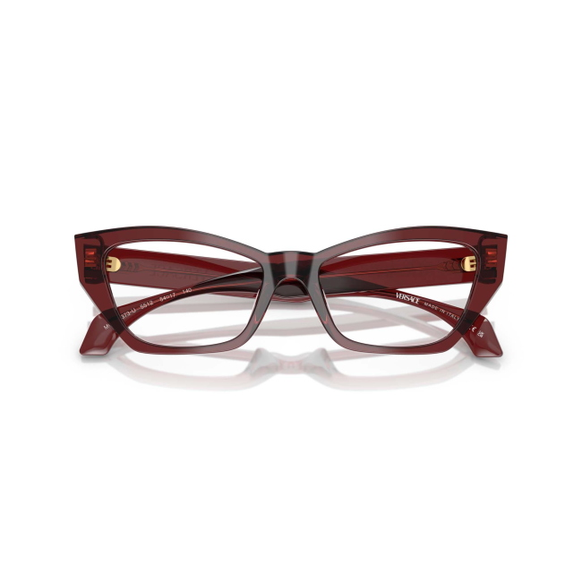 Versace VE 3373U col. 5512 è una montatura da vista da donna in acetato bordeaux trasparente, dalla forma cat eye e calibro 54.