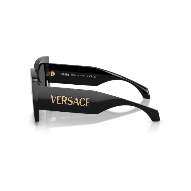 Versace VE 4496U col. GB1/87 è un occhiale da sole da donna in acetato nero lucido, dalla forma squadrata e calibro 54.