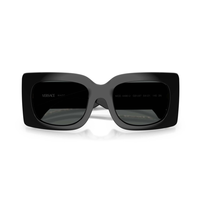 Versace VE 4496U col. GB1/87 è un occhiale da sole da donna in acetato nero lucido, dalla forma squadrata e calibro 54.