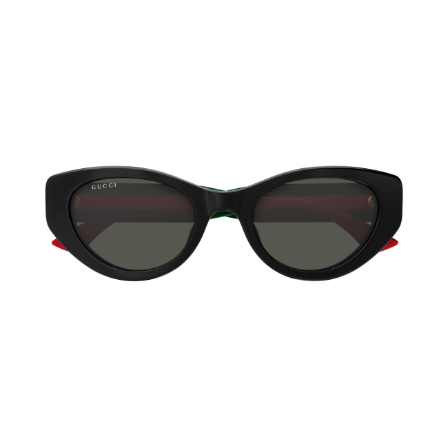 Gucci GG 1862 S col. 001 è un occhiale da sole da donna in acetato nero lucido e calibro 52.