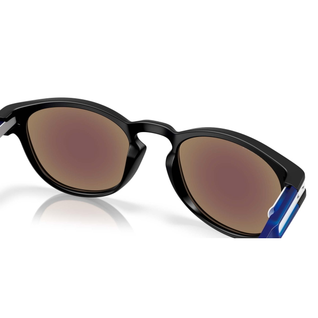 Oakley OO 9265 LATCH Col.70 Cal.53: occhiale da sole, calibro 53, colore 70. Materiale/finitura celluloide nero satinato, colore principale nero, lenti prizm sapphire.