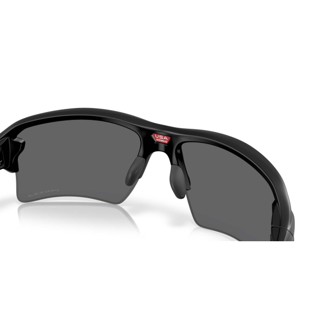 Oakley OO 9488 FLAK 2.0 XXL col. 06 è un occhiale da sole in acetato nero satinato e calibro 63.