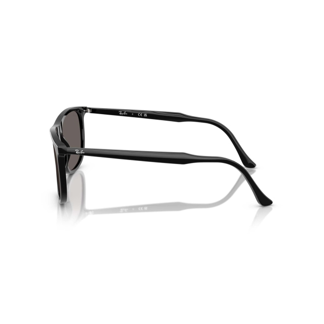 Ray-Ban RB 2216 col. 901/B1 è un occhiale da sole in acetato nero lucido e calibro 61.