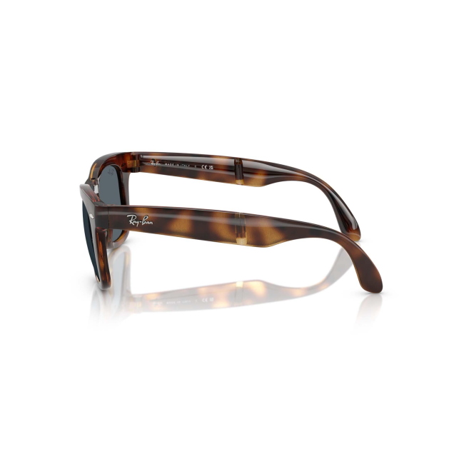 Ray-Ban RB 4105 FOLDING WAYFARER col. 710/R5 è un occhiale da sole in acetato marrone tartarugato e calibro 50.